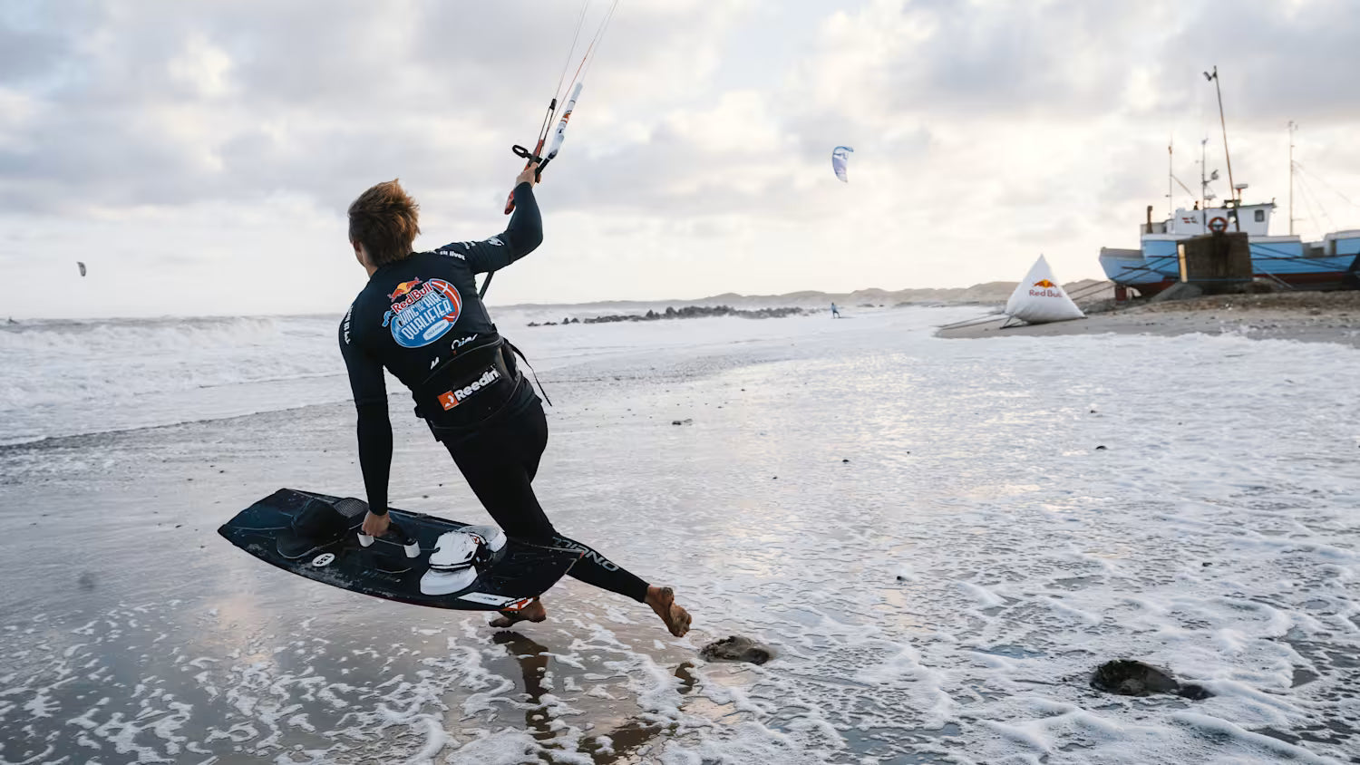 Cold Hawaii Big Air 2025: Sunday storm in Klitmøller — results, riders on Orca fins & highlights